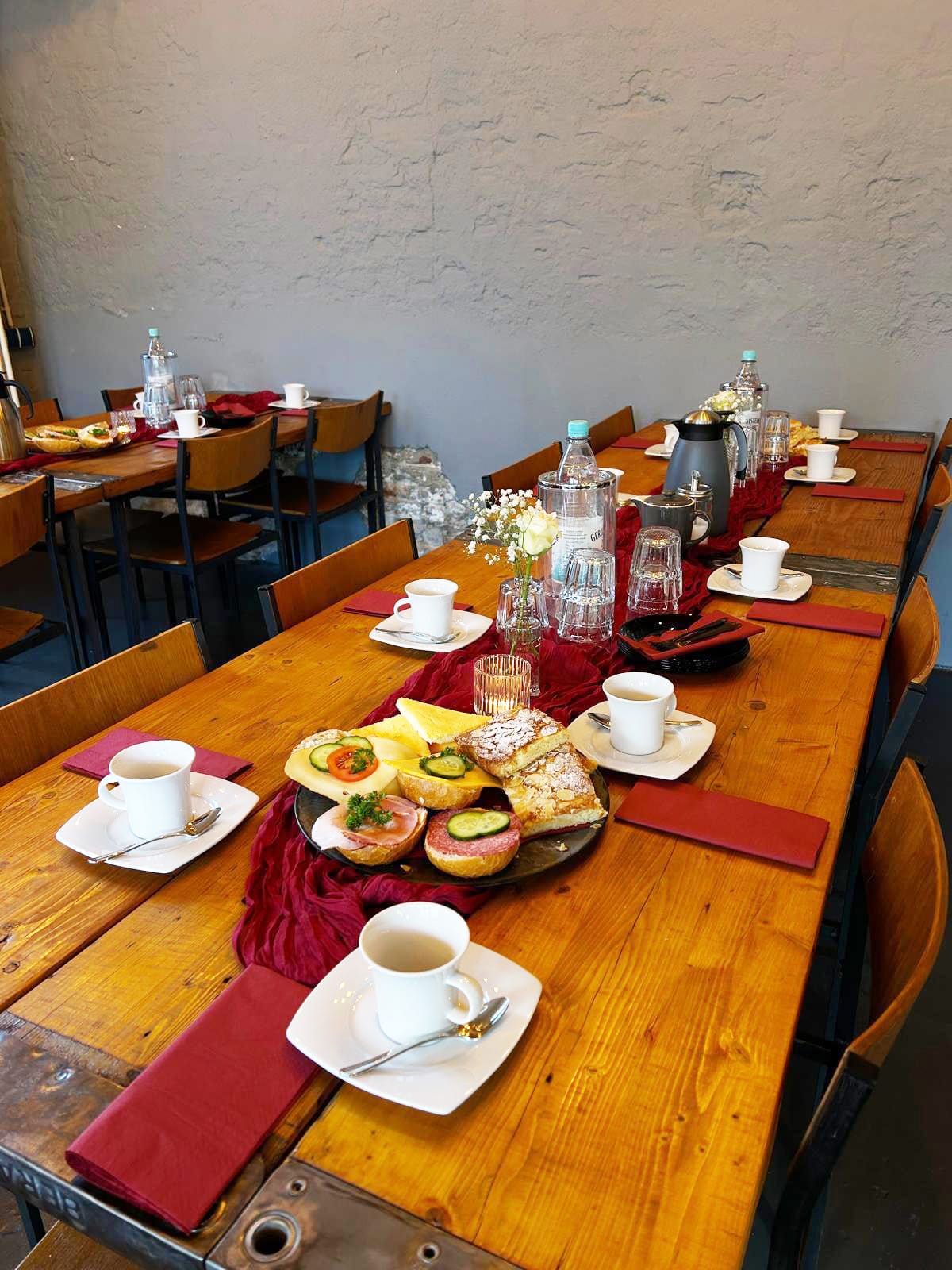 elim_trauerfeiern_01 Stilvoll gedeckter Tisch für Trauerkaffee in ruhiger Atmosphäre