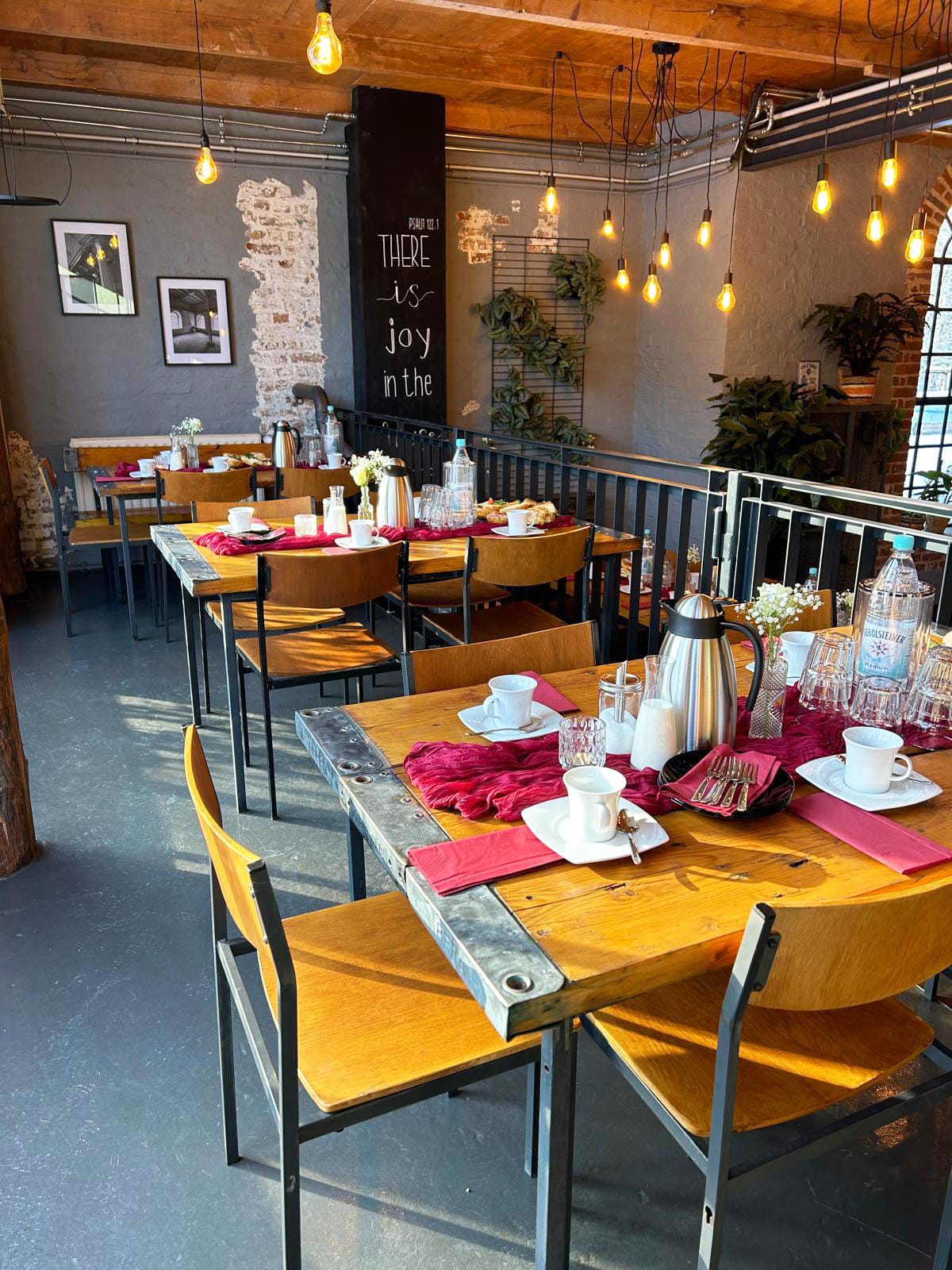 elim_trauerfeiern_02 Bistro Elim mit gedeckten Tischen für Trauerkaffee